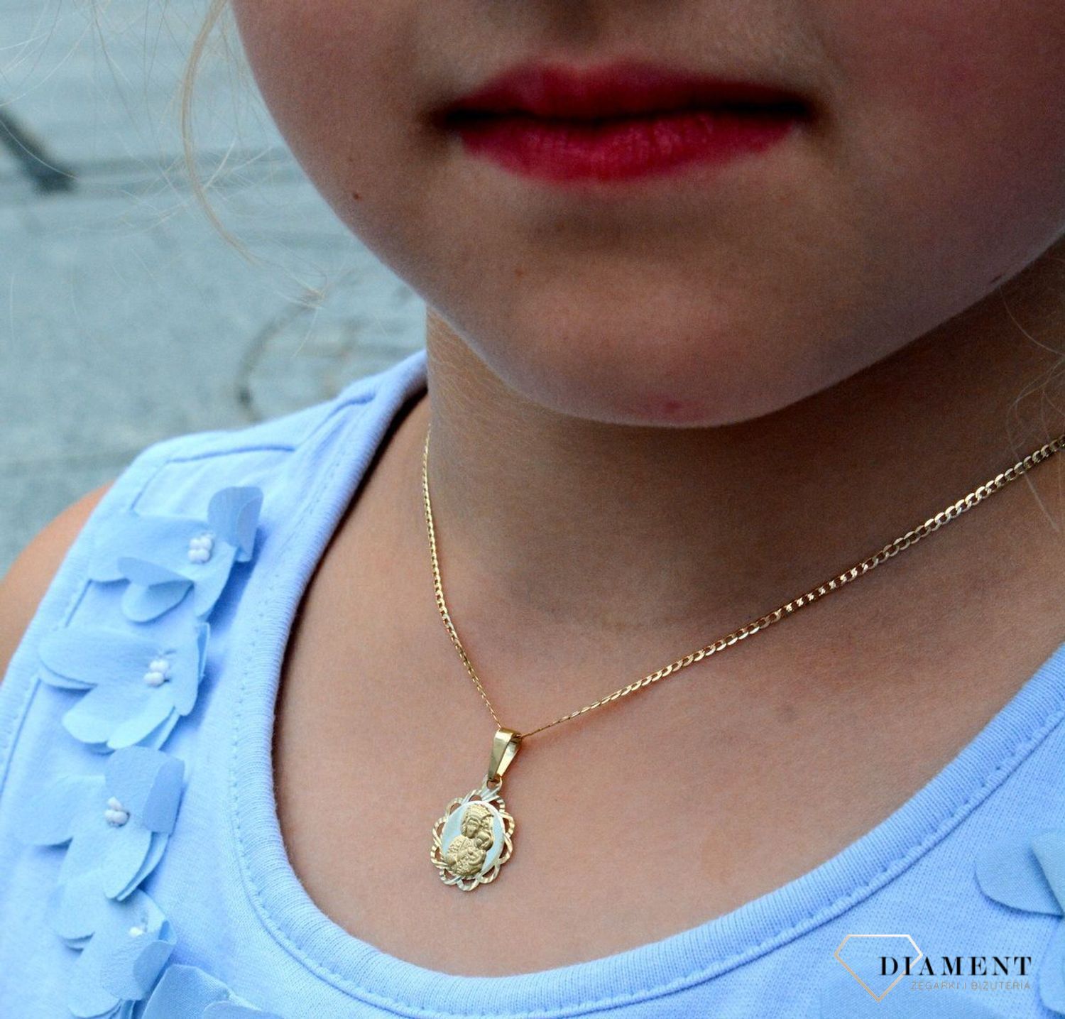 Złota zawieszka medalik pr333 Matka Boska ZA 6760 333. Medalik będący wspaniałą pamiątką i prezentem z okazji chrztu, komunii czy bierzmowania. Zawieszka wykonana ze złota próby 333. Piękna biżuteria o bogatej symbolice religijnej (1).jpg